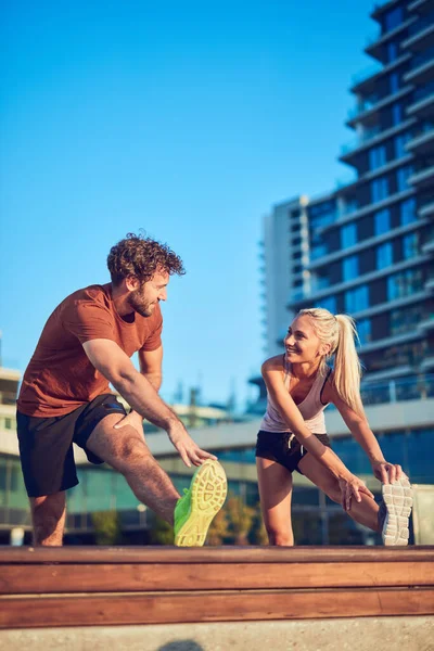 Pareja Deportiva Adultos Jóvenes Haciendo Ejercicio Aire Libre — Foto de Stock