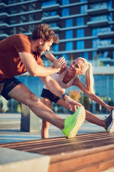 Jovem Adulto Casal Desportivo Trabalhando Livre — Fotografia de Stock