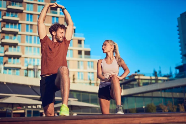 Jovem Adulto Casal Desportivo Trabalhando Livre — Fotografia de Stock