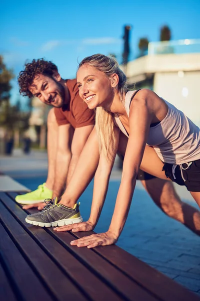 Jovem Adulto Casal Desportivo Trabalhando Livre — Fotografia de Stock