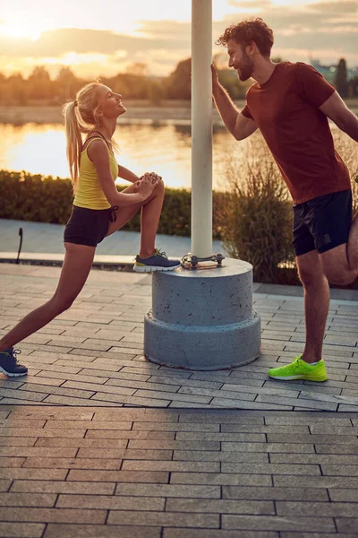 Pareja Deportiva Adultos Jóvenes Haciendo Ejercicio Aire Libre — Foto de Stock