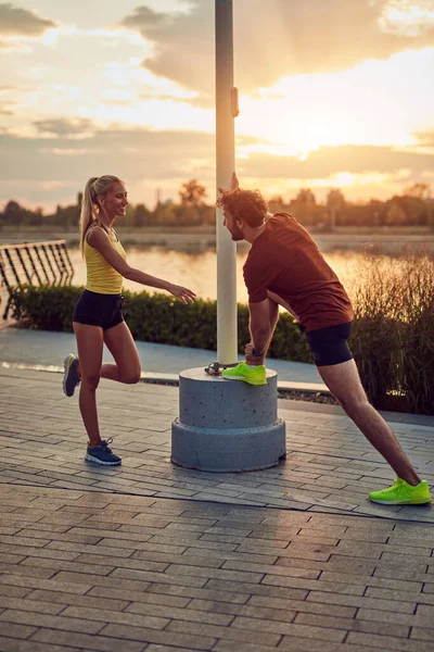 Pareja Deportiva Adultos Jóvenes Haciendo Ejercicio Aire Libre — Foto de Stock