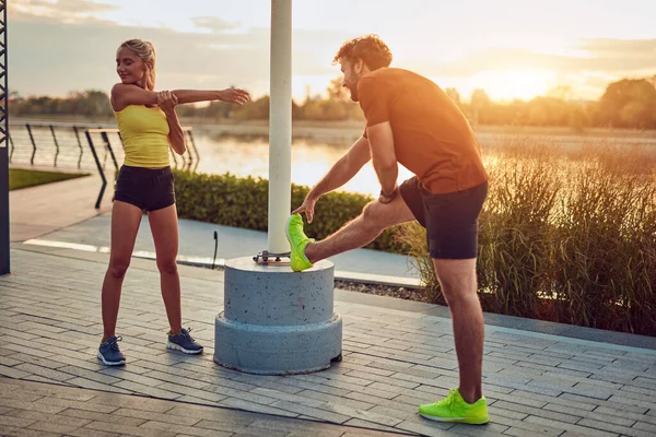 Pareja Deportiva Adultos Jóvenes Haciendo Ejercicio Aire Libre — Foto de Stock