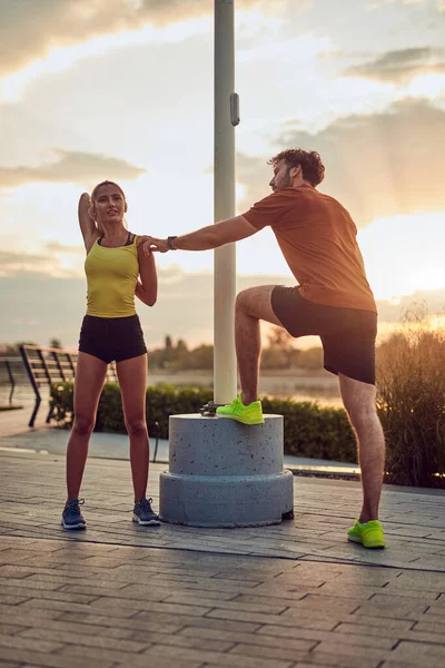 Genç ve sportif bir çift dışarıda çalışıyor..