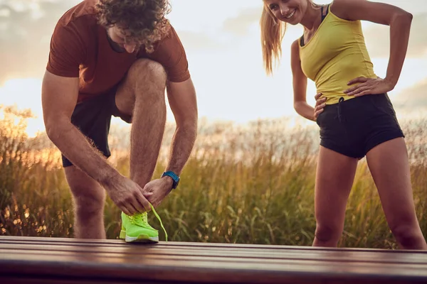 Jovem Adulto Casal Desportivo Trabalhando Livre — Fotografia de Stock