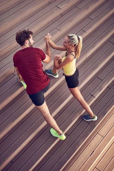 Pareja Moderna Haciendo Ejercicio Zona Urbana — Foto de Stock