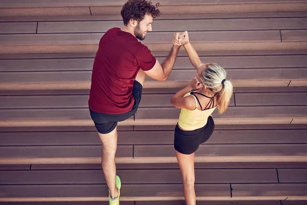 Kentsel alanda egzersiz yapan modern çift.