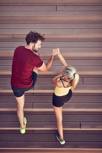 Casal Moderno Fazendo Exercício Área Urbana — Fotografia de Stock