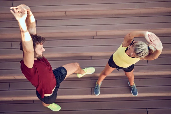 Kentsel alanda egzersiz yapan modern çift.