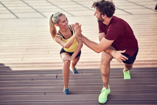 Kentsel alanda egzersiz yapan modern çift.