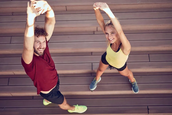 Pareja Moderna Haciendo Ejercicio Zona Urbana — Foto de Stock