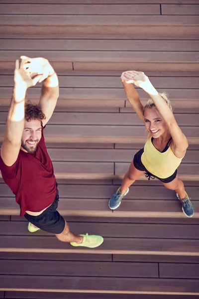 Casal Moderno Fazendo Exercício Área Urbana — Fotografia de Stock