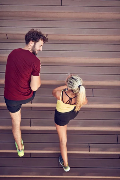 Casal Moderno Fazendo Exercício Área Urbana — Fotografia de Stock