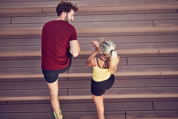 Pareja Moderna Haciendo Ejercicio Zona Urbana — Foto de Stock