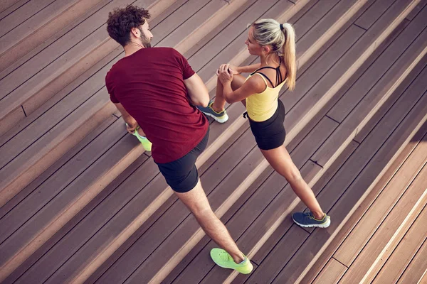 Kentsel alanda egzersiz yapan modern çift.