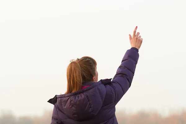 Femme Méconnaissable Dans Une Veste Regardant Distance — Photo