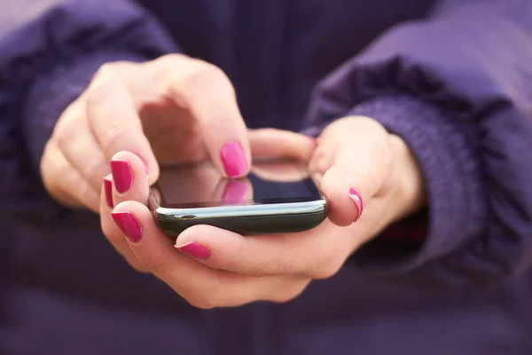 Jonge Volwassen Vrouw Met Moderne Mobiele Telefoon Buiten — Stockfoto