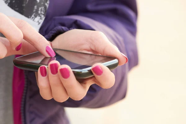 Primo Piano Mani Femminili Che Tengono Mano Uno Smartphone Moderno — Foto Stock