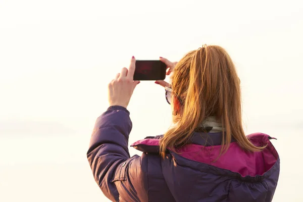 Молода Доросла Жінка Тримає Сучасний Мобільний Телефон Відкритому Повітрі — стокове фото