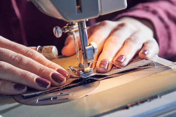 Damenschneiderin Mit Retro Nähmaschine Hause Hobbykonzept — Stockfoto