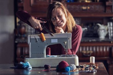 Evde retro dikiş makinesi kullanan bir kadın terzi, hobi konsepti..