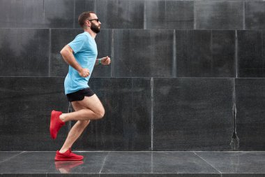 Kentsel çevrede modern sporcu jogging / egzersiz.