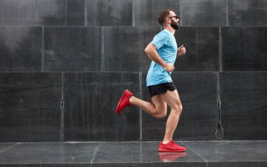 Kentsel çevrede modern sporcu jogging / egzersiz.