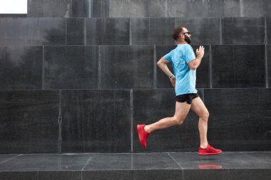 Kentsel çevrede modern sporcu jogging / egzersiz.