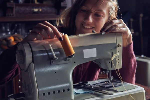 Damenschneiderin Mit Retro Nähmaschine Hause Hobbykonzept — Stockfoto