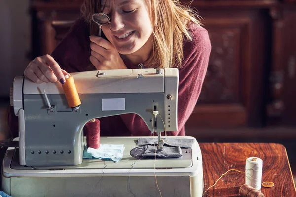 Woman Tailor Using Retro Sewing Machine Home Hobby Concept — Stock Photo, Image