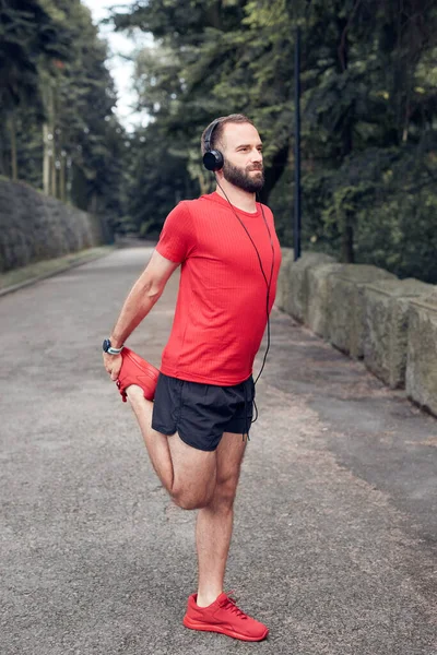 Hombre Adulto Deportivo Haciendo Una Pausa Después Trotar Hacer Ejercicio —  Fotos de Stock