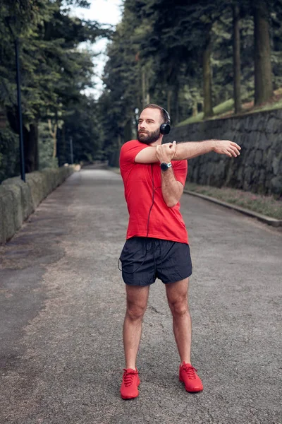 Hombre Adulto Deportivo Haciendo Una Pausa Después Trotar Hacer Ejercicio —  Fotos de Stock