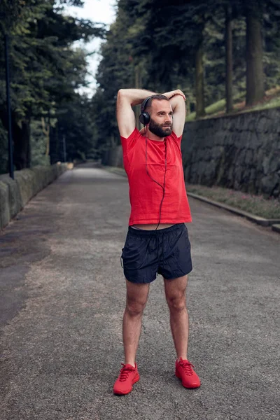 Hombre Adulto Deportivo Haciendo Una Pausa Después Trotar Hacer Ejercicio —  Fotos de Stock