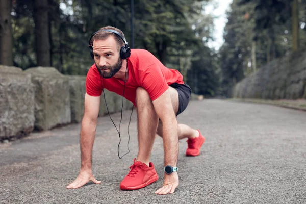 Sportowy Dorosły Mężczyzna Robi Przerwę Bieganiu Ćwiczeniach Parku — Zdjęcie stockowe