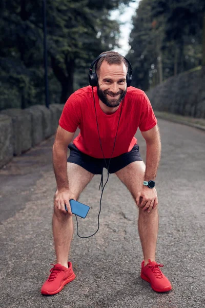 Hombre Adulto Deportivo Cansado Haciendo Una Pausa Después Trotar Hacer —  Fotos de Stock