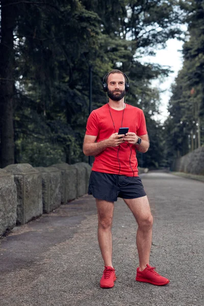 Cansado Desportivo Adulto Homem Fazendo Pausa Depois Correr Exercitar Parque — Fotografia de Stock