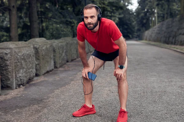 Cansado Desportivo Adulto Homem Fazendo Pausa Depois Correr Exercitar Parque — Fotografia de Stock