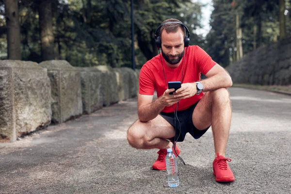 Cansado Desportivo Adulto Homem Ajoelhado Depois Correr Exercitar Parque — Fotografia de Stock