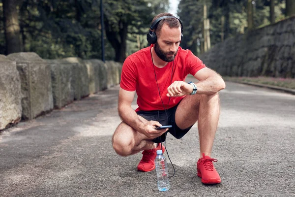 Cansado Desportivo Adulto Homem Ajoelhado Depois Correr Exercitar Parque — Fotografia de Stock