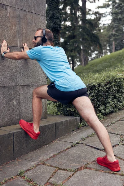 Moderne Sportieve Volwassen Man Maakt Pauze Het Park Het Sporten — Stockfoto