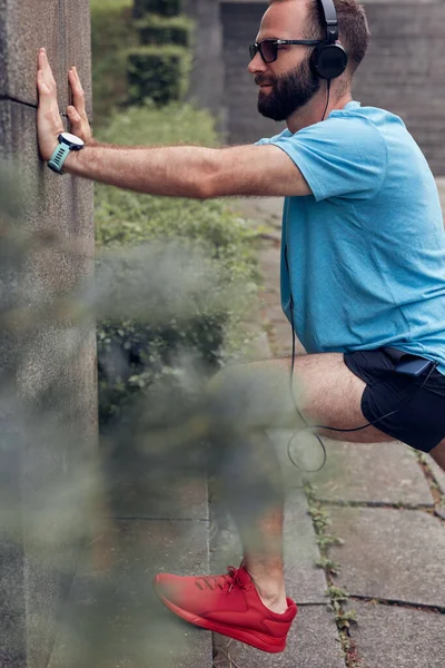 Nowoczesny Sportowy Dorosły Mężczyzna Robi Przerwę Parku Treningu Bieganiu Joggingu — Zdjęcie stockowe