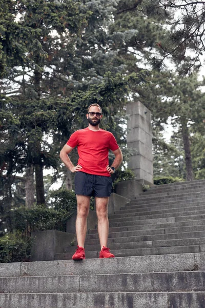 Moderne Volwassen Sportieve Man Poseren Een Trap Het Park — Stockfoto