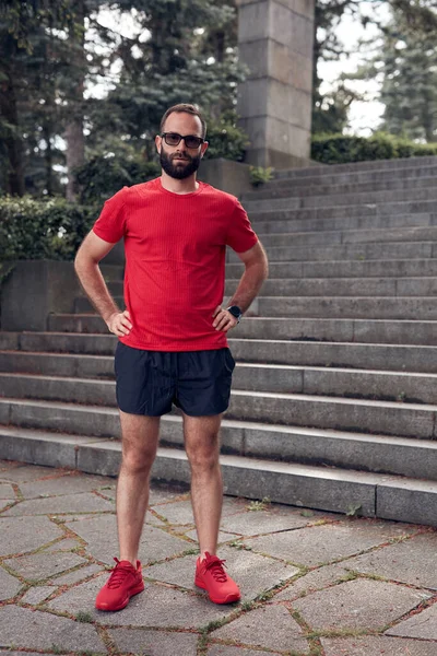 Moderne Volwassen Sportieve Man Poseren Een Trap Het Park — Stockfoto