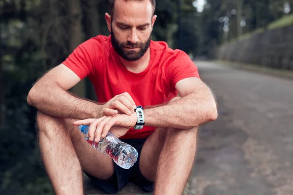 Homem Desportivo Moderno Usando Relógio Mão Após Correr Exercitar Parque — Fotografia de Stock