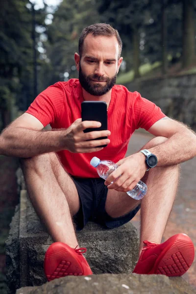 Homem Desportivo Moderno Usando Celular Após Correr Exercitar Parque — Fotografia de Stock
