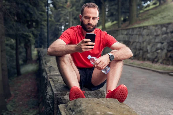 Homem Desportivo Moderno Usando Celular Após Correr Exercitar Parque — Fotografia de Stock