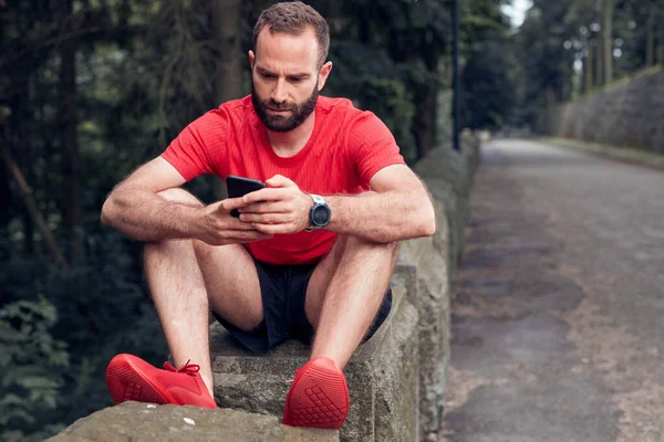 Moderne Sportieve Man Met Mobiele Telefoon Joggen Sporten Het Park — Stockfoto