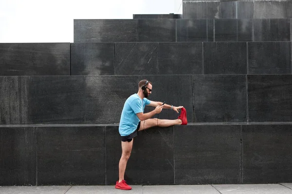 Moderne Sportieve Man Die Pauzeert Uitrekt Het Joggen Sporten Stedelijke — Stockfoto