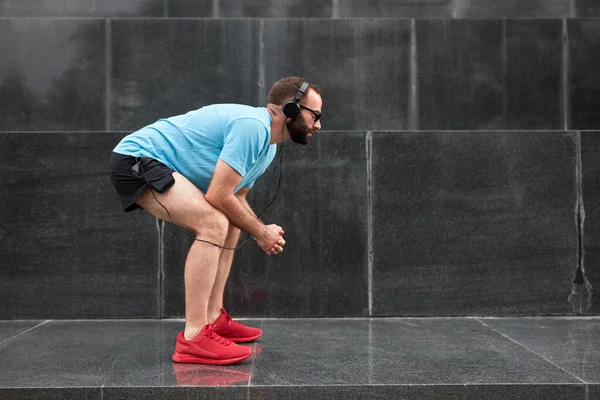 Сучасний Спортивний Чоловік Робить Паузу Розтягується Після Бігу Вправ Міському — стокове фото