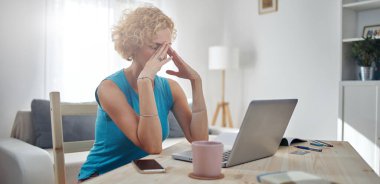 Evde çalışan, depresyonda olan, baş ağrısından yorgun bir kadın. Bağımsızlarla modern kavram ve sorunlar.